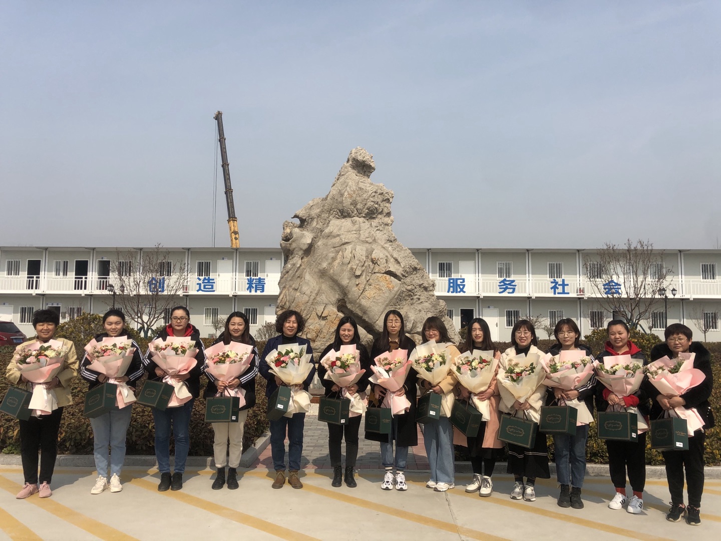 5三公司、项目管理公司为女职工发放鲜花、礼品.jpg 5三公司、项目管理公司为女职工发放鲜花、礼品.jpg