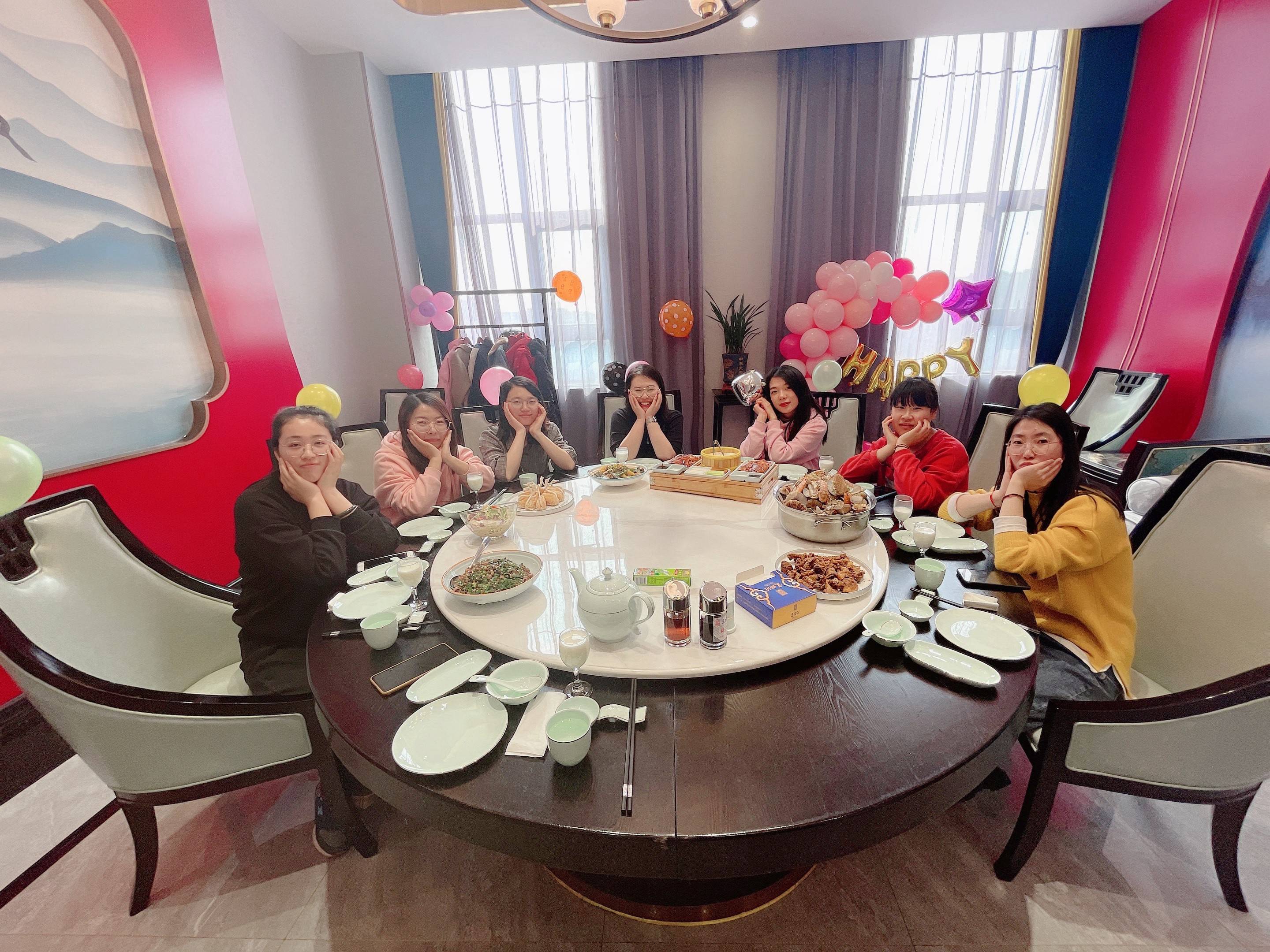 8九公司组织女职工开展观影、聚餐活动.jpg 8九公司组织女职工开展观影、聚餐活动.jpg