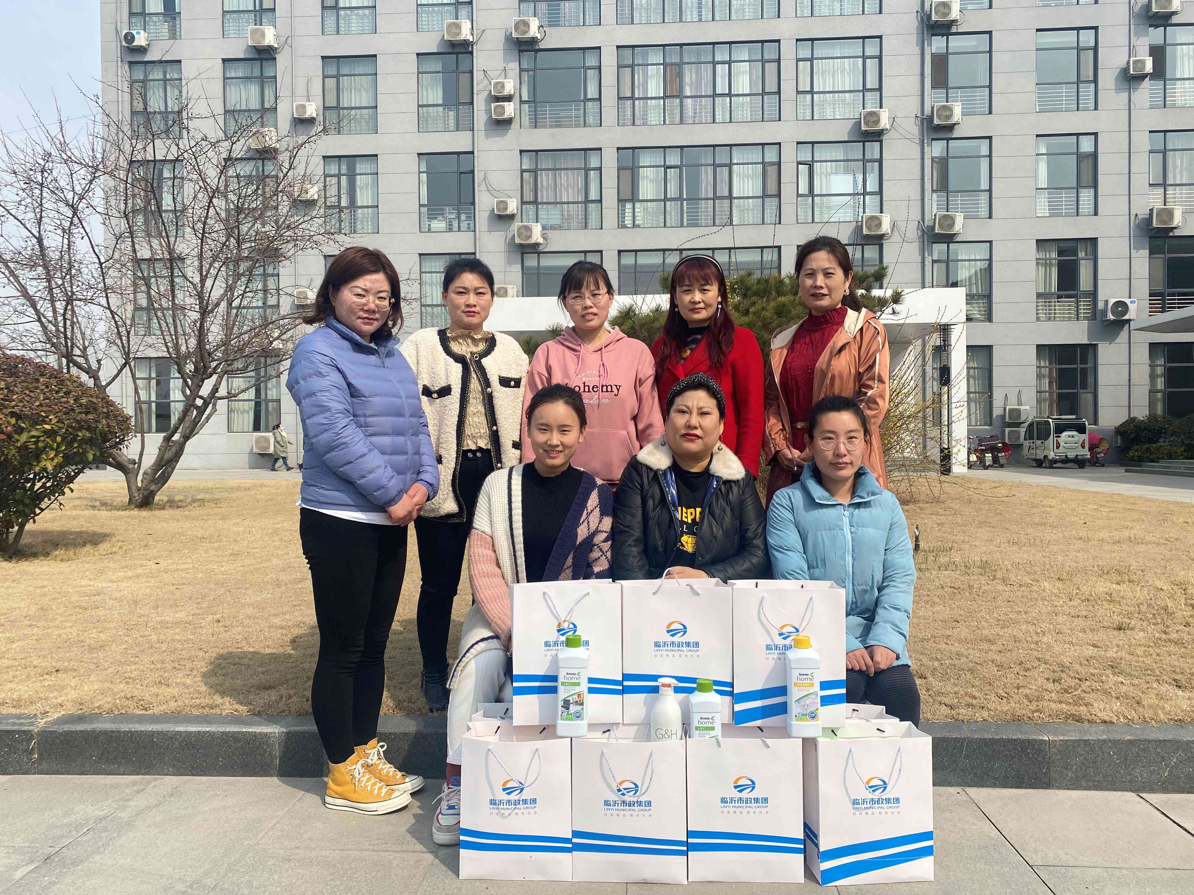 10路面公司为女职工发放洗护用品.jpg 10路面公司为女职工发放洗护用品.jpg