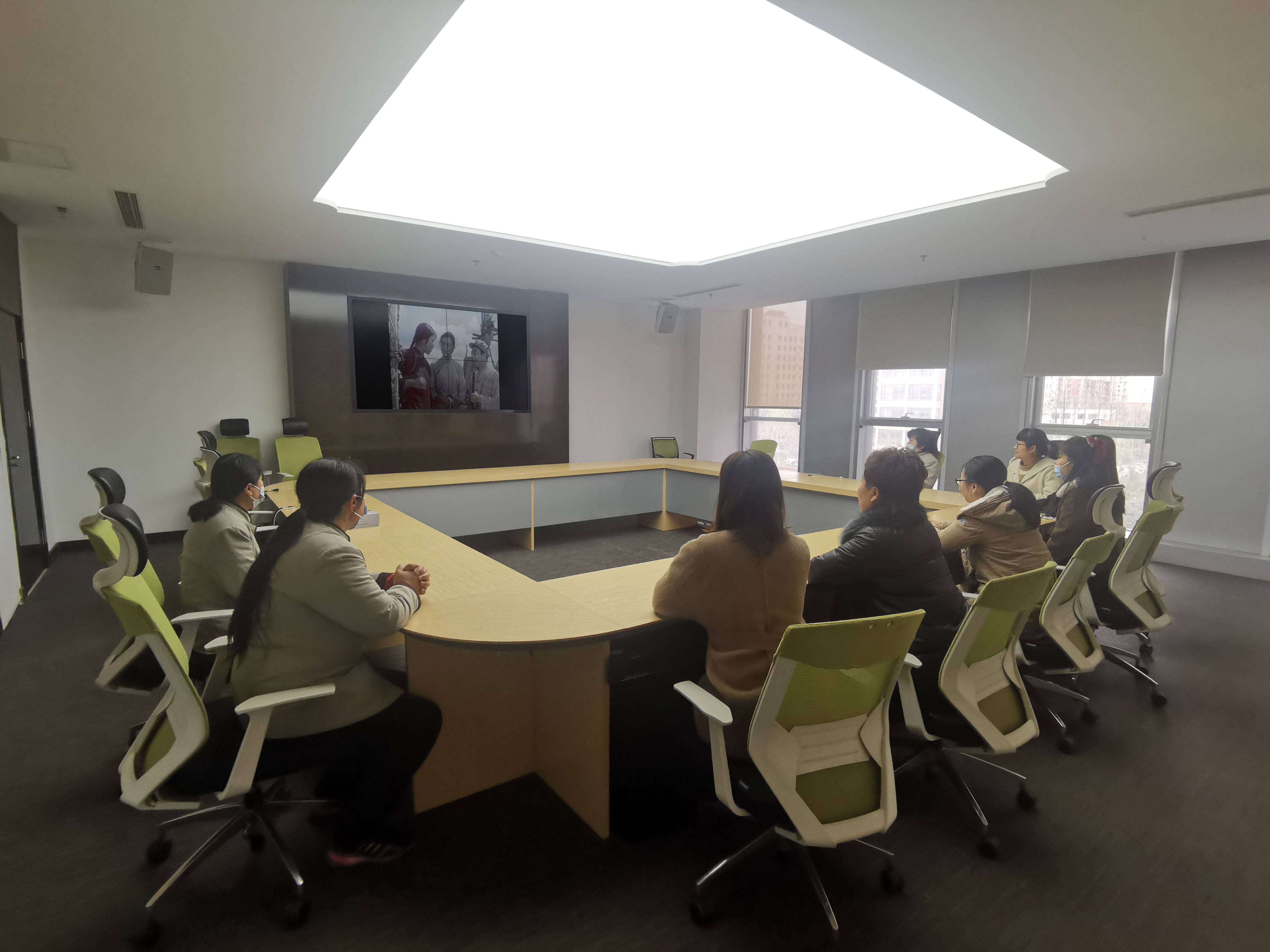 13辰坤置业组织女职工观看经典影片《红色娘子军》.jpg 13辰坤置业组织女职工观看经典影片《红色娘子军》.jpg