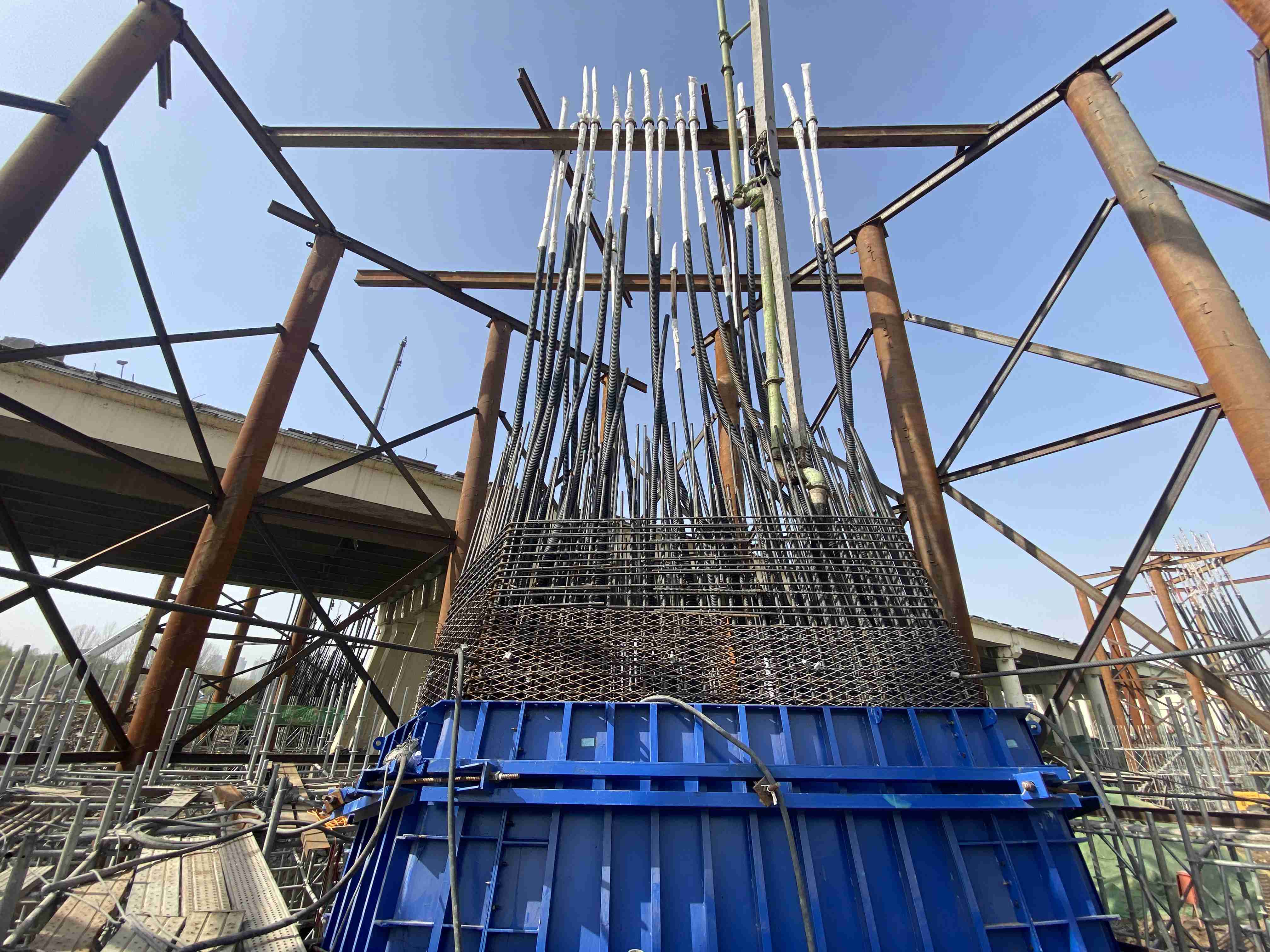 7号主塔第一阶段混凝土浇筑.jpg 7号主塔第一阶段混凝土浇筑.jpg